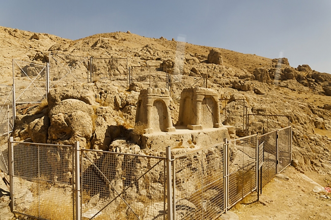 Naqsh-e Rostam-Autels du feu-001